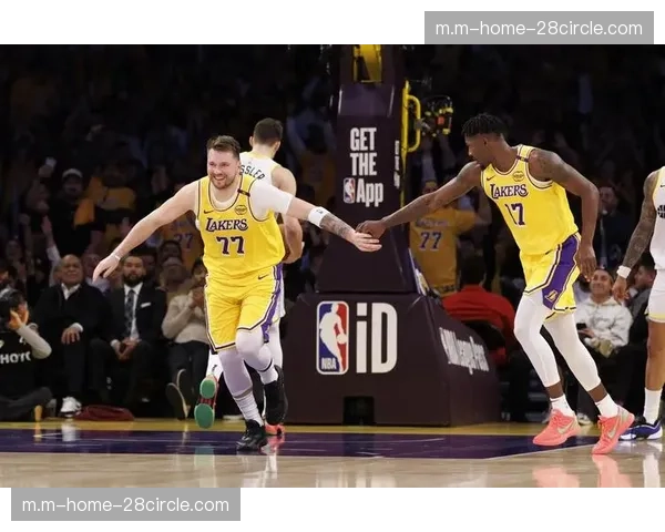 东契奇首节独得12分建立优势 湖人进攻流畅全场命中率超五成